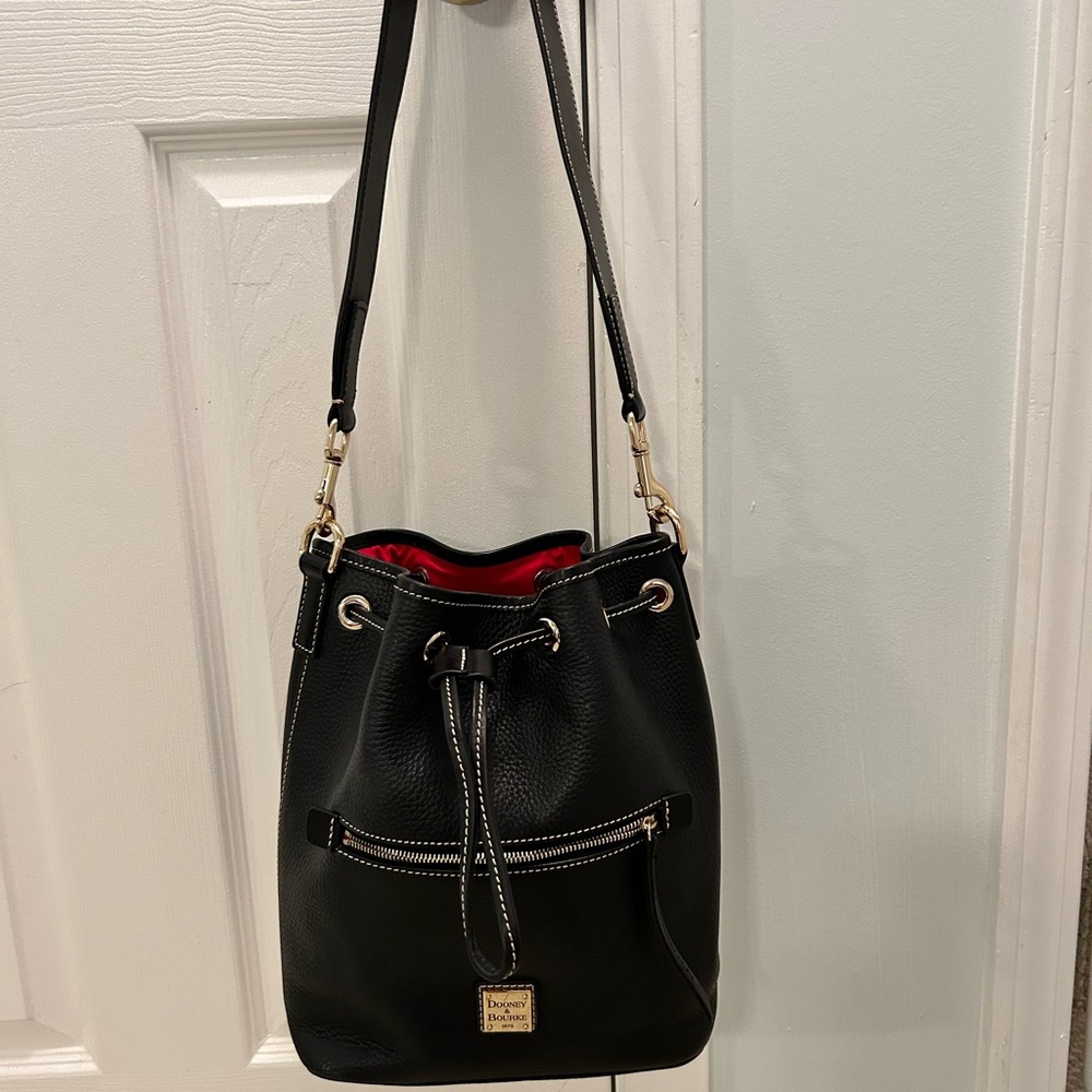 Dooney & Bourke Drawstring bag. Pebble grain. Black.